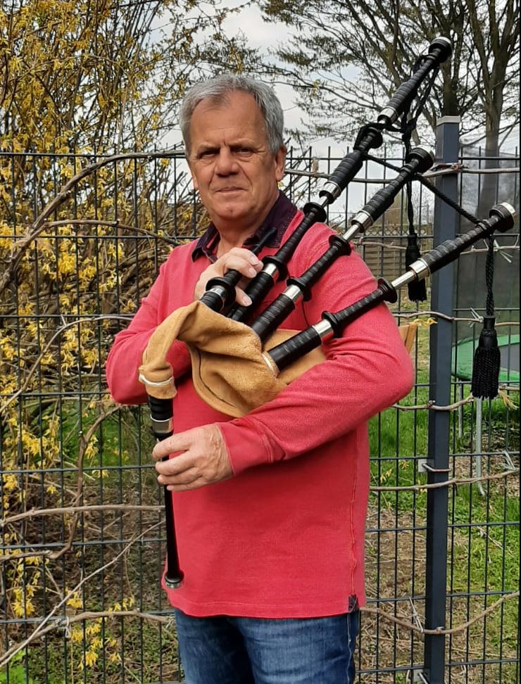 Hans-Jürgen O. mit selbstgefertigtem Ledersack